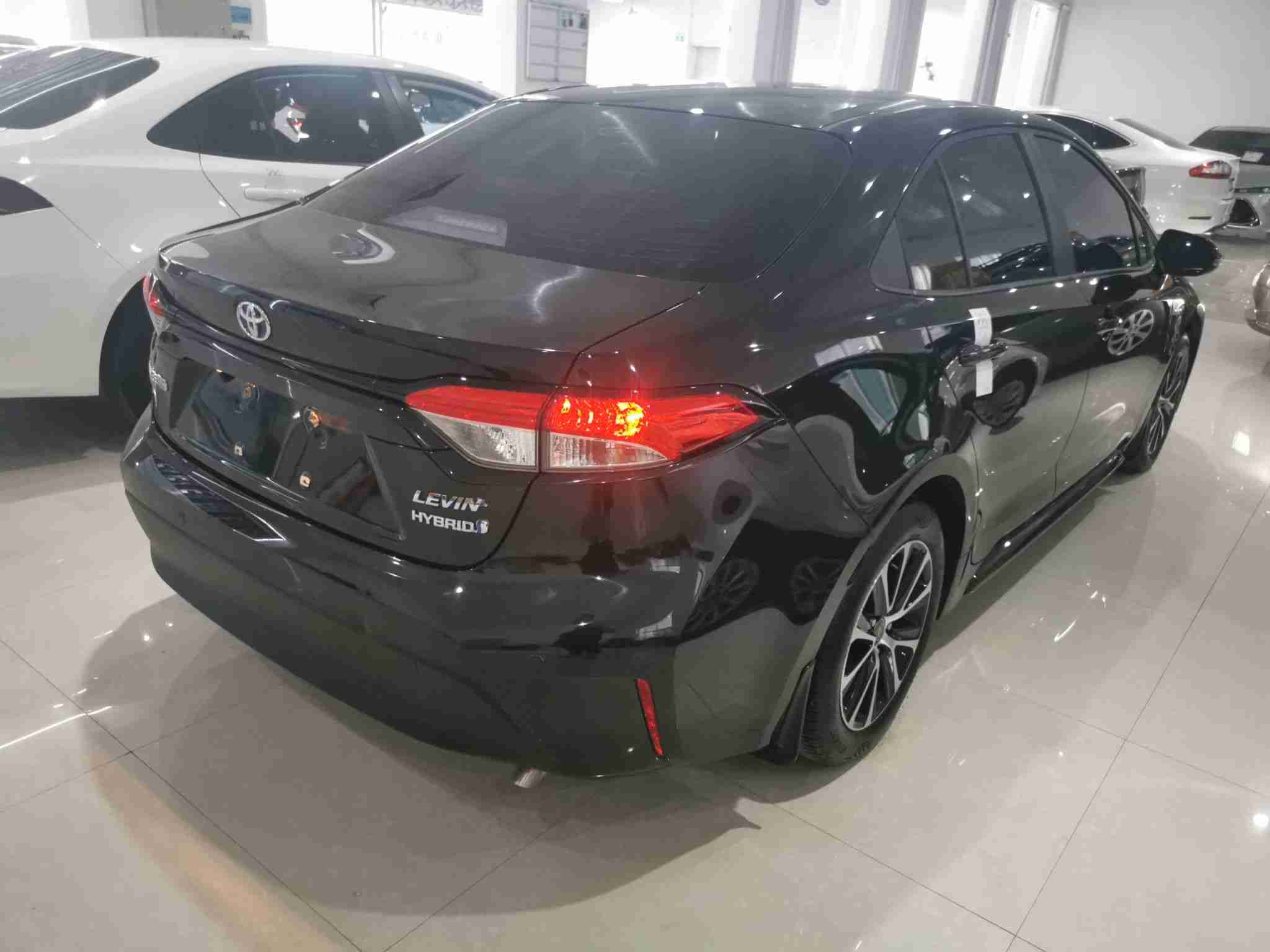 车辆右后45度外观展示