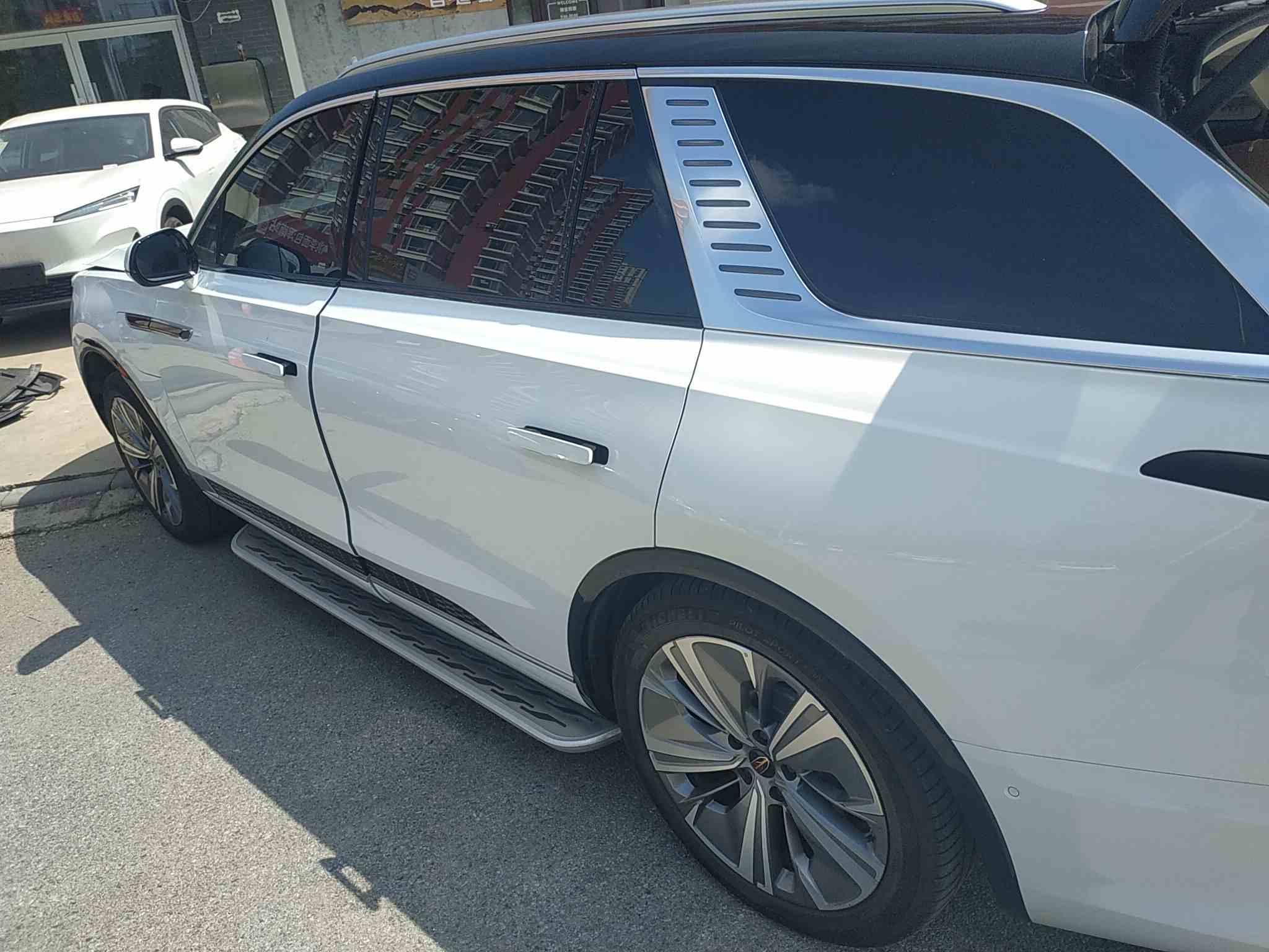 红旗E-HS9 2022款 690km 旗享版 六座(3)