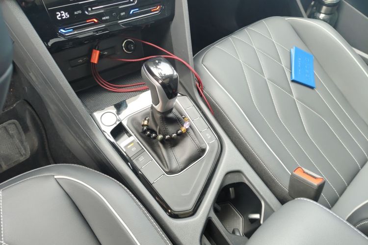 大众 途观L 2025款 出众款 300TSI 自动两驱龙腾版中控内饰18