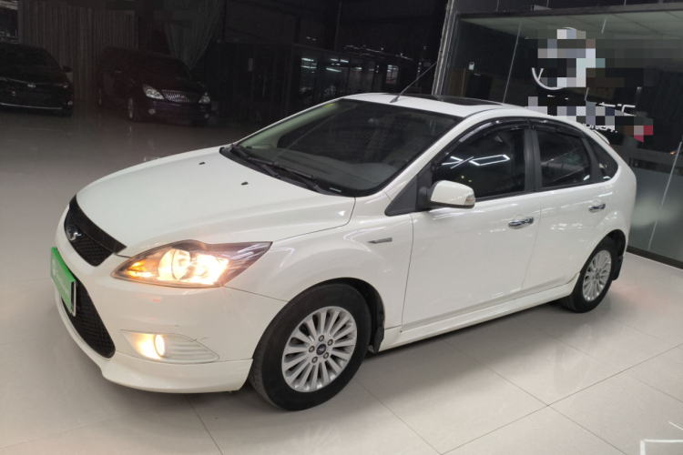 福特 福克斯 2013款 两厢经典 1.8L 自动时尚型车身外观4