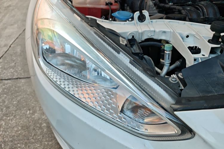 福特 福克斯 2018款 三厢经典 1.6L 自动舒适型智行版车身外观6006