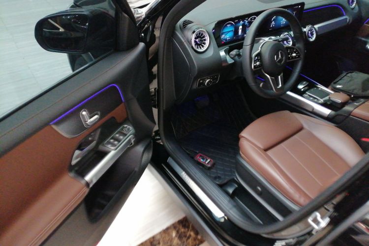 奔驰GLB 2023款 GLB 220 动感型中控内饰20