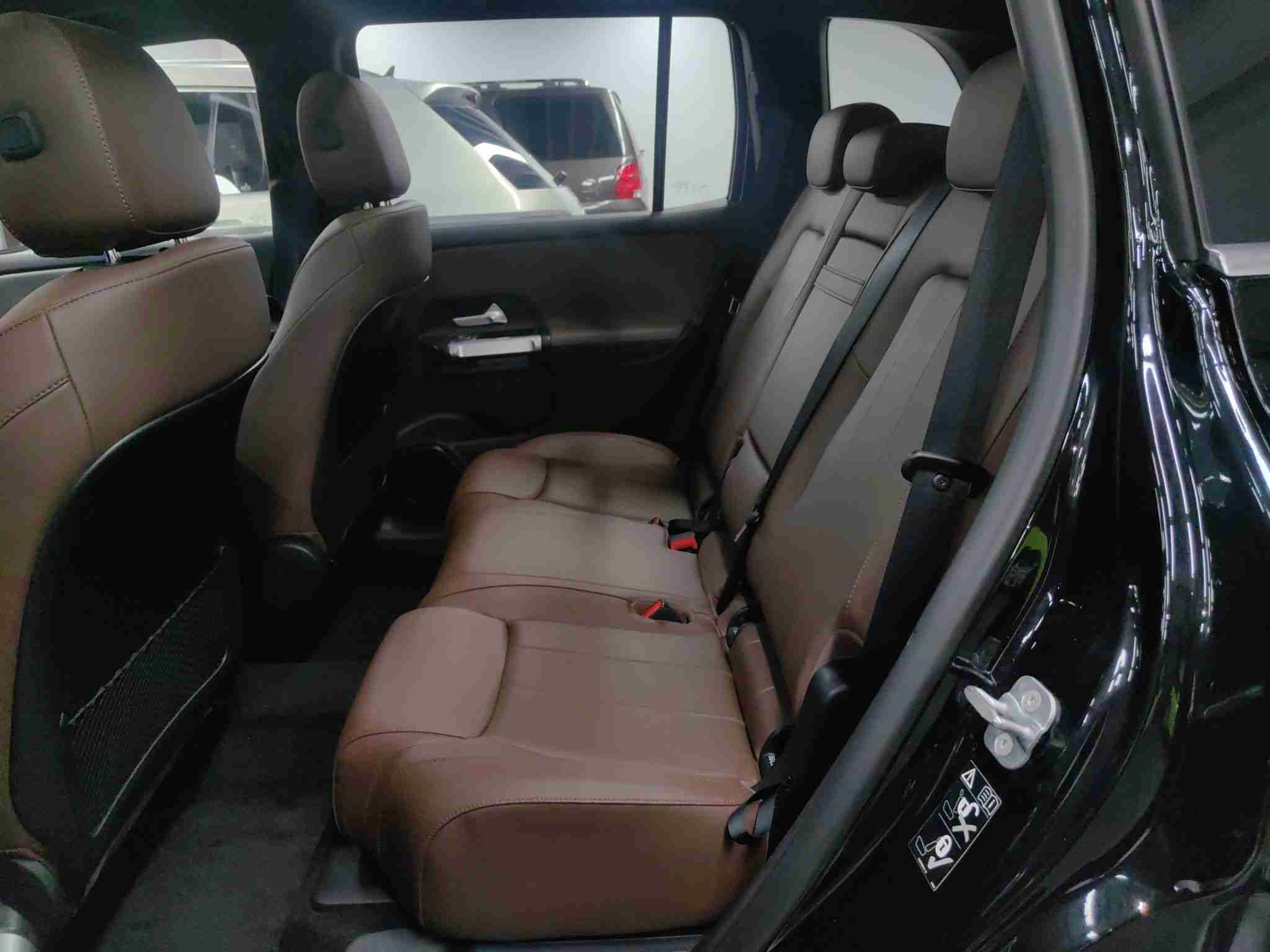 左侧后座椅及空间展示