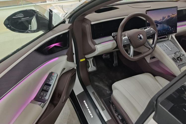 腾势Z9GT 2024款 1100四驱Ultra版中控内饰20