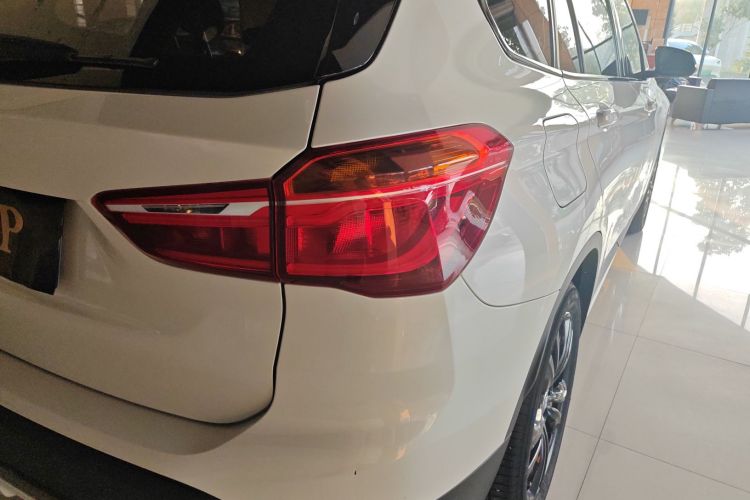 宝马X1 2019款 sDrive18Li 尊享型车身外观9