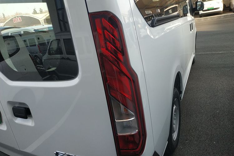 江铃 E福顺 2025款 明窗版 41.86kwh 短轴低顶车身外观9