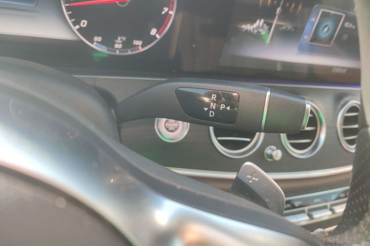 奔驰E级 2020款 改款 E 300 L 运动时尚型中控内饰18