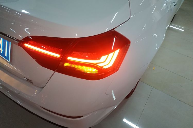 吉利汽车 帝豪 2021款 UP 1.5L CVT舒适型车身外观9