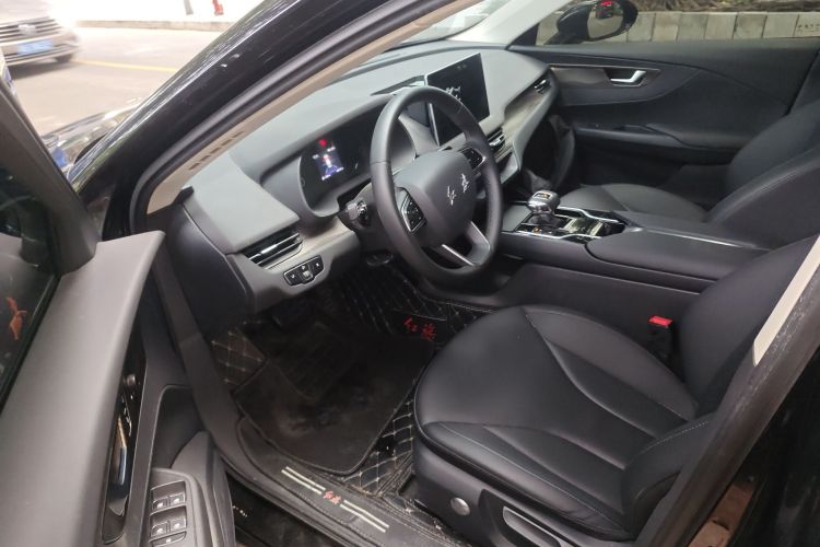 红旗E-QM5 2022款 431km 充电乐享版中控内饰7003