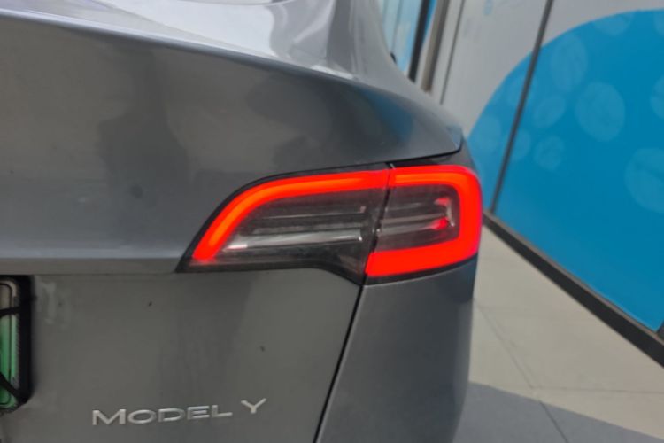 特斯拉 Model Y 2024款 长续航全轮驱动版车身外观9