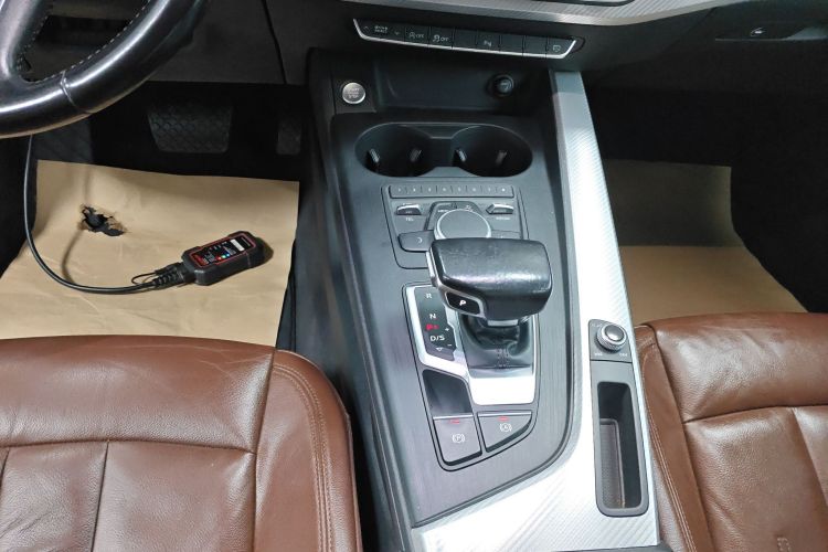 奥迪A4L 2017款 40 TFSI 时尚型中控内饰18