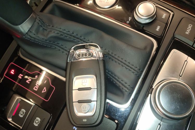 奥迪A6L 2015款 30 FSI 百万纪念舒享型中控内饰7001