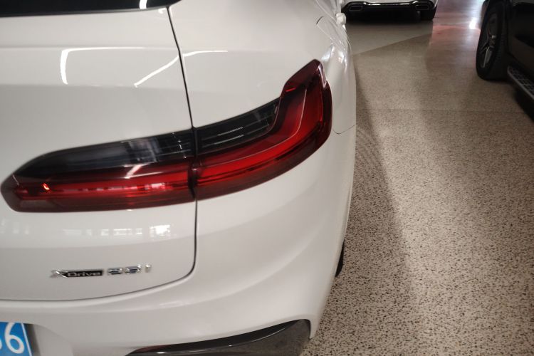 宝马X4 2019款 xDrive25i M运动套装车身外观9