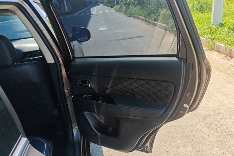 三菱 欧蓝德 2020款 2.4L 四驱致享版 7座中控内饰7006