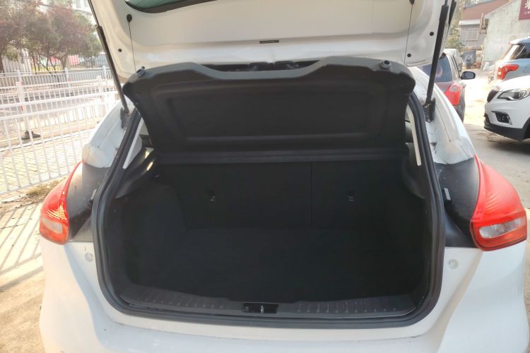 福特 福克斯 2018款 两厢经典 1.6L 自动舒适型智行版机舱底盘23