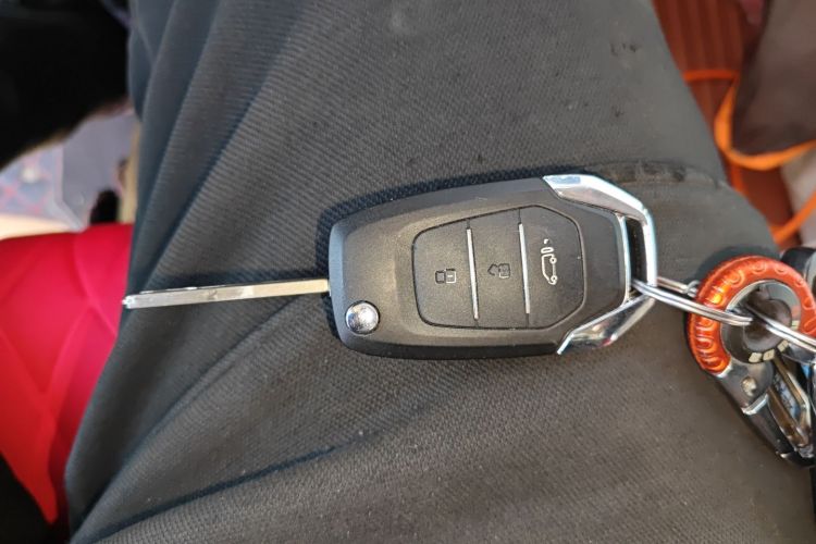 上汽大通MAXUS 新途V80 2025款 PRO傲运通 2.0T 手动长轴超低顶 6/7/8/9座中控内饰11