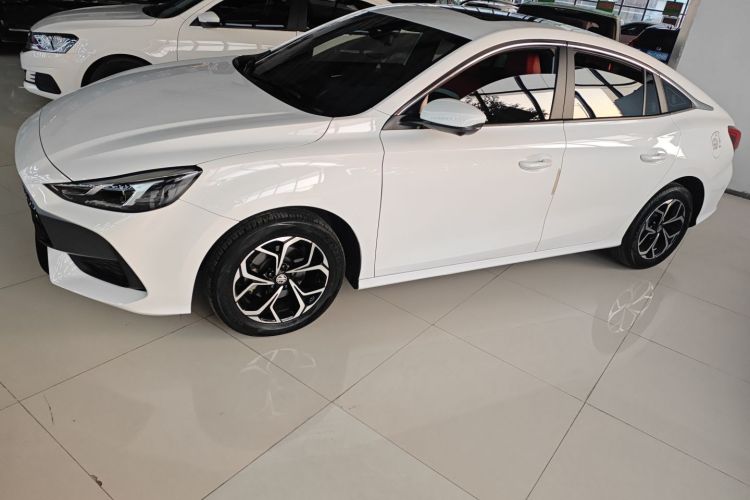 名爵 MG5 2023款 180DVVT CVT豪华版车身外观4