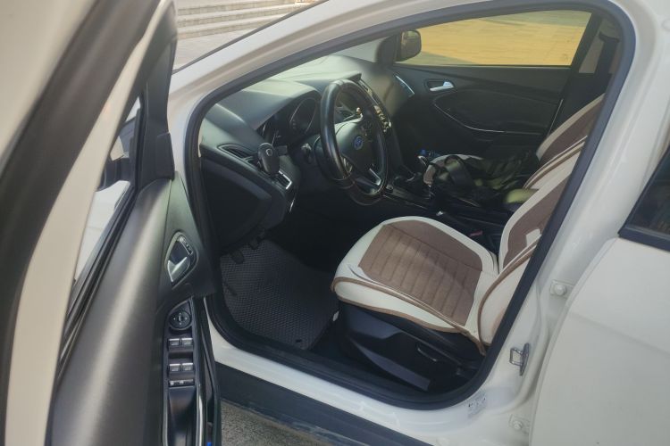 福特 福克斯 2017款 三厢 1.6L 手动风尚型智行版中控内饰20