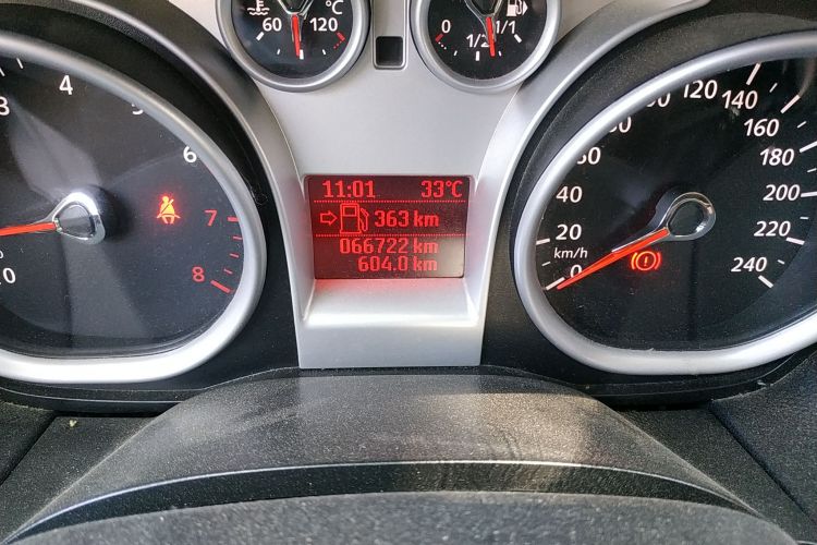 福特 福克斯 2013款 两厢经典 1.8L 手动百万纪念版中控内饰15