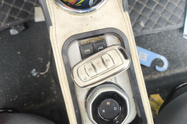 吉利银河 2024款 200km 熊猫卡丁中控内饰11