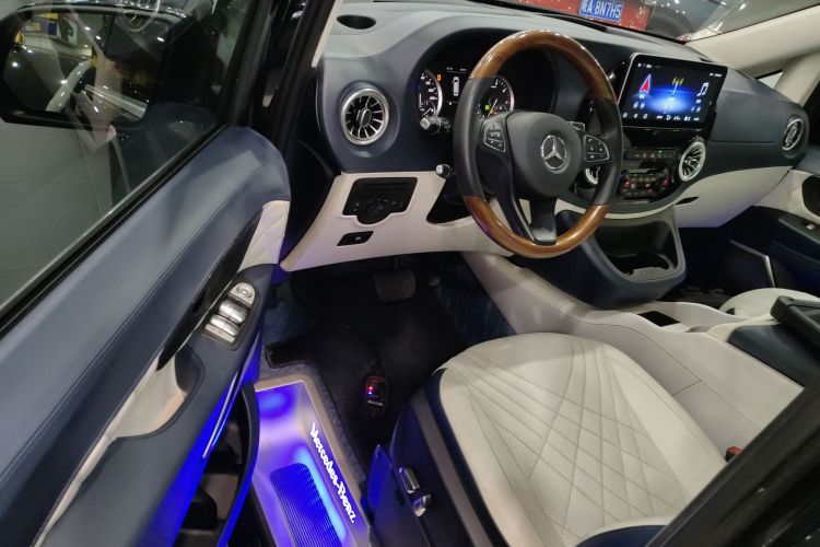 奔驰 威霆 2021款 2.0T 精英版 7座中控内饰7003