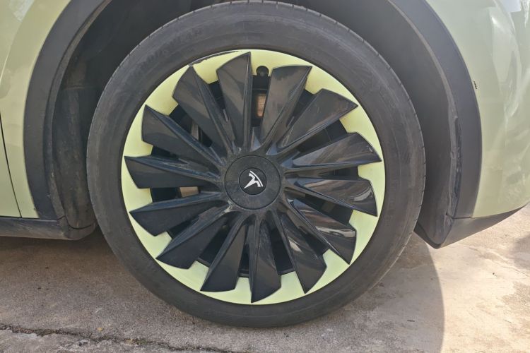 特斯拉 Model Y 2024款 后轮驱动版车身外观10