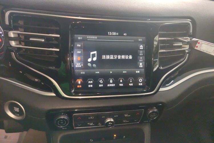 Jeep 大指挥官 2020款 2.0T 四驱夜鹰版中控内饰16