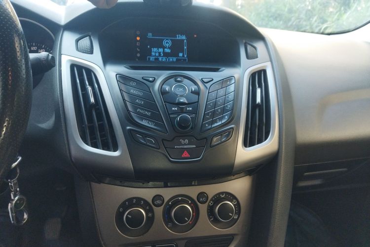 福特 福克斯 2012款 两厢 1.6L 手动舒适型中控内饰16