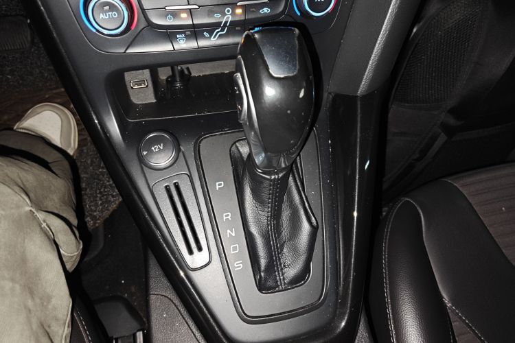 福特 福克斯 2017款 三厢 1.6L 自动风尚型智行版局部细节18