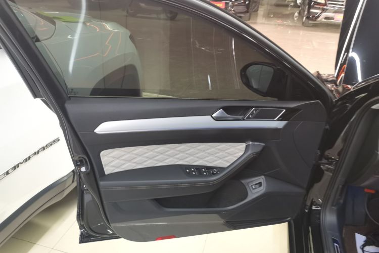 大众 迈腾 2023款 200万辆纪念版 330TSI DSG豪华型中控内饰7007