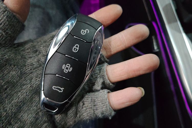 红旗HS5 2025款 2.0T 两驱旗享Pro版中控内饰11