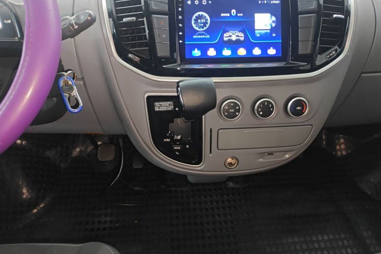 上汽大通MAXUS 新途V80 2023款 2.0T AMT经典傲运通短轴中顶5/6座局部细节18