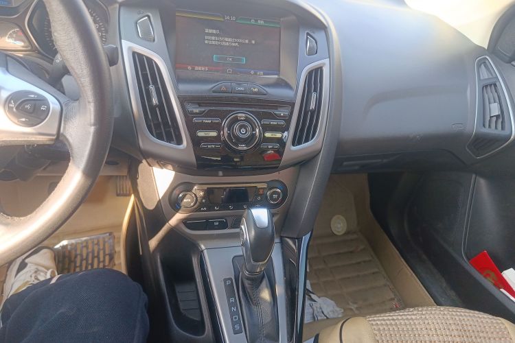 福特 福克斯 2012款 三厢 1.6L 自动风尚型中控内饰16