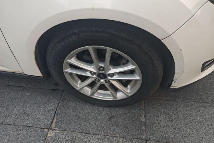 福特 福克斯 2015款 两厢 1.6L 自动风尚型车身外观10