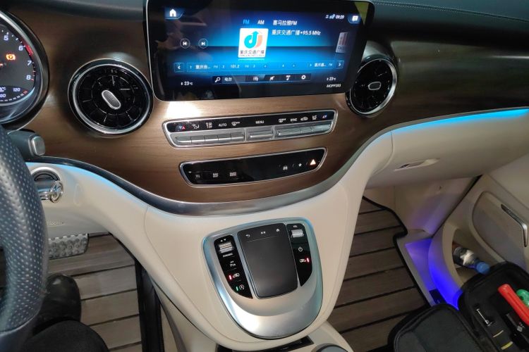 奔驰V级 2020款 V 260 L 长轴距豪华版中控内饰16