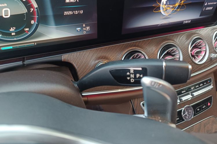 奔驰E级 2016款 E 300 L 时尚型中控内饰18