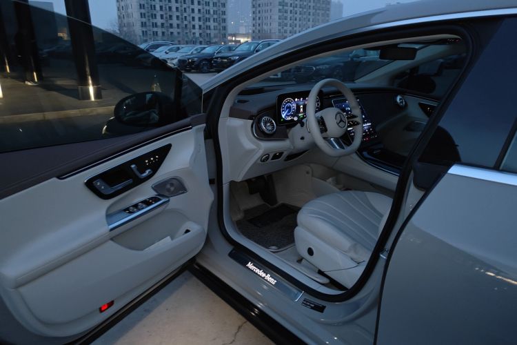 奔驰EQE 2022款 350 豪华版中控内饰20