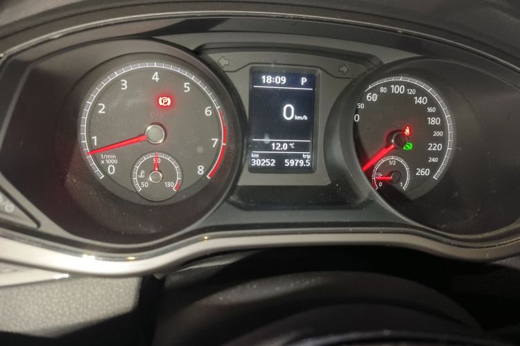 大众 帕萨特 2017款 330TSI DSG尊荣版中控内饰15