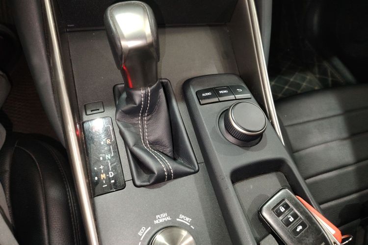 雷克萨斯IS 2017款 300 锋尚版局部细节18