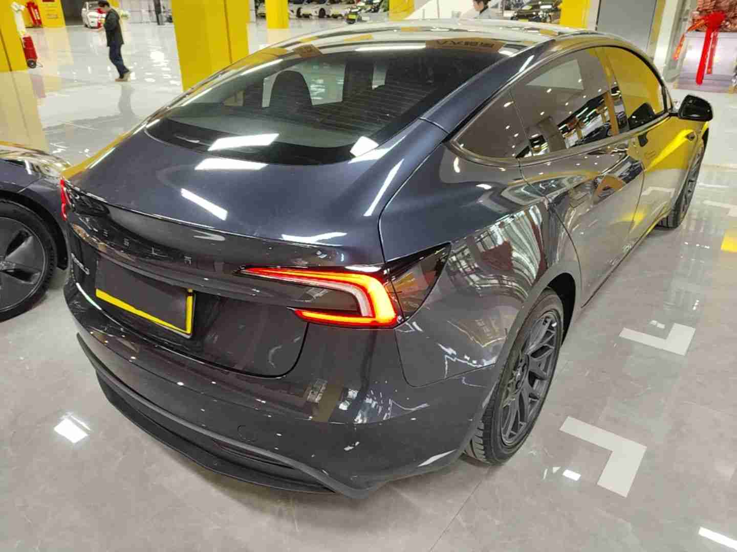 车辆右后45度视角展示