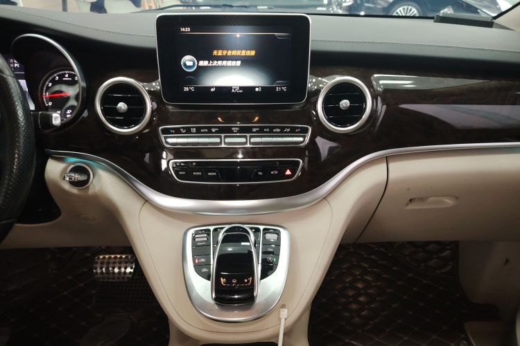 奔驰V级 2016款 V 260 L 尊贵加长版中控内饰16