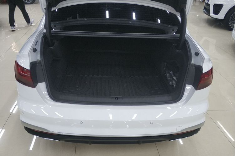 奥迪A4L 2024款 40 TFSI 时尚动感型机舱底盘23