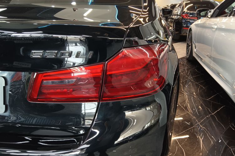 宝马5系 2020款 530Li 尊享型 M运动套装车身外观9