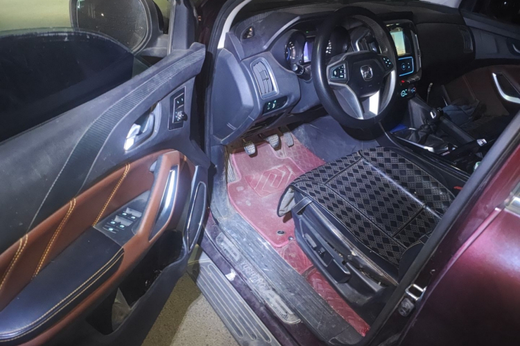 江铃 驭胜S350 2017款 2.0T 手动两驱柴油豪华天窗版5座中控内饰20
