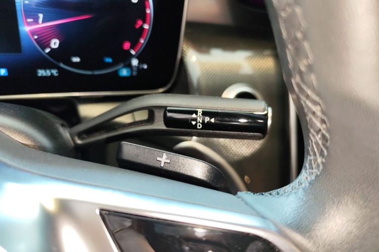 奔驰GLC 2023款 改款 GLC 260 L 4MATIC 动感型 5座中控内饰18