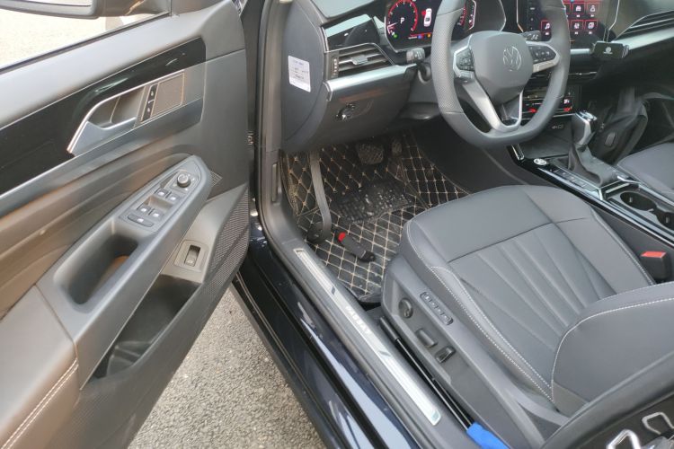 大众 帕萨特 2025款 出众款 380TSI 龙耀版中控内饰7003