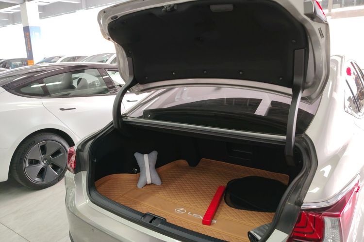 雷克萨斯ES 2023款 200 卓越版机舱底盘23