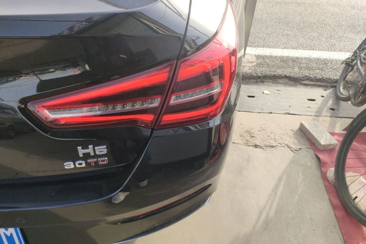 红旗H5 2022款 经典款 改款 1.5T DCT旗韵版车身外观9