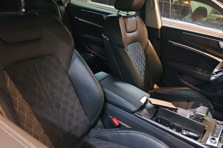 奥迪A7L 2022款 55 TFSI quattro S-line 志远型流晶套装局部细节41