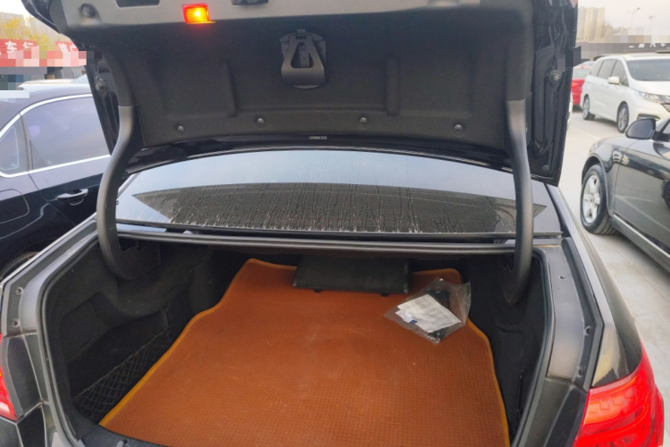 奔驰E级 2014款 改款 E 300 L 运动型机舱底盘23